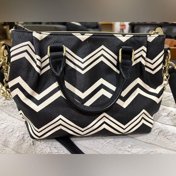 Betsey Johnson Black and White Chevron Crossbody Bag - Picture 3 of 12